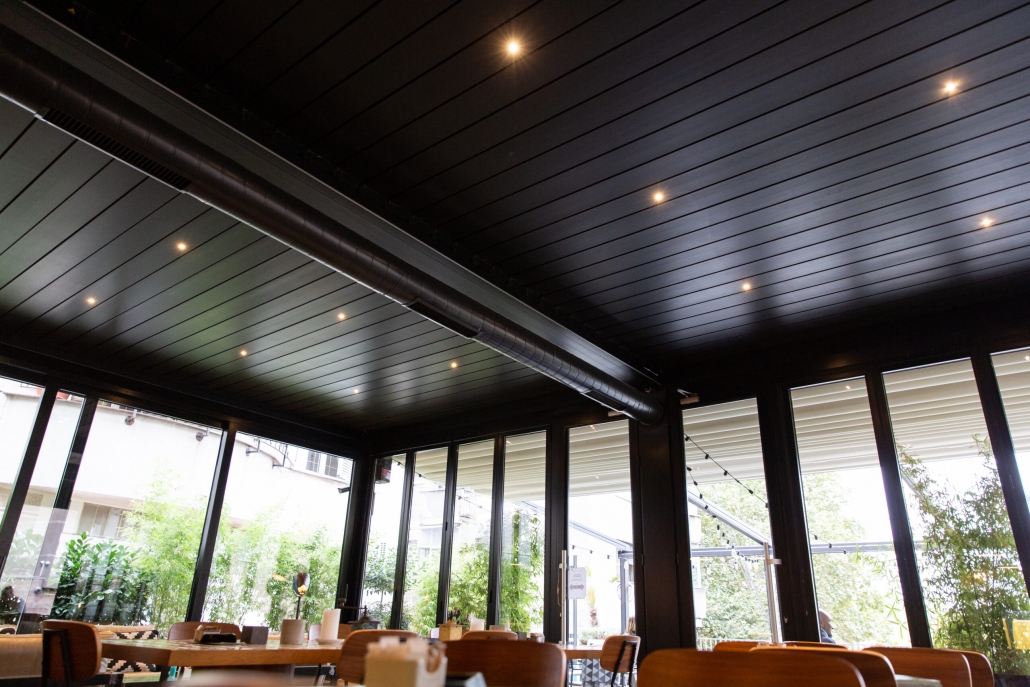 Pergolă bioclimatică vedere exterioară